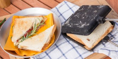 キャンプの朝はホットサンド